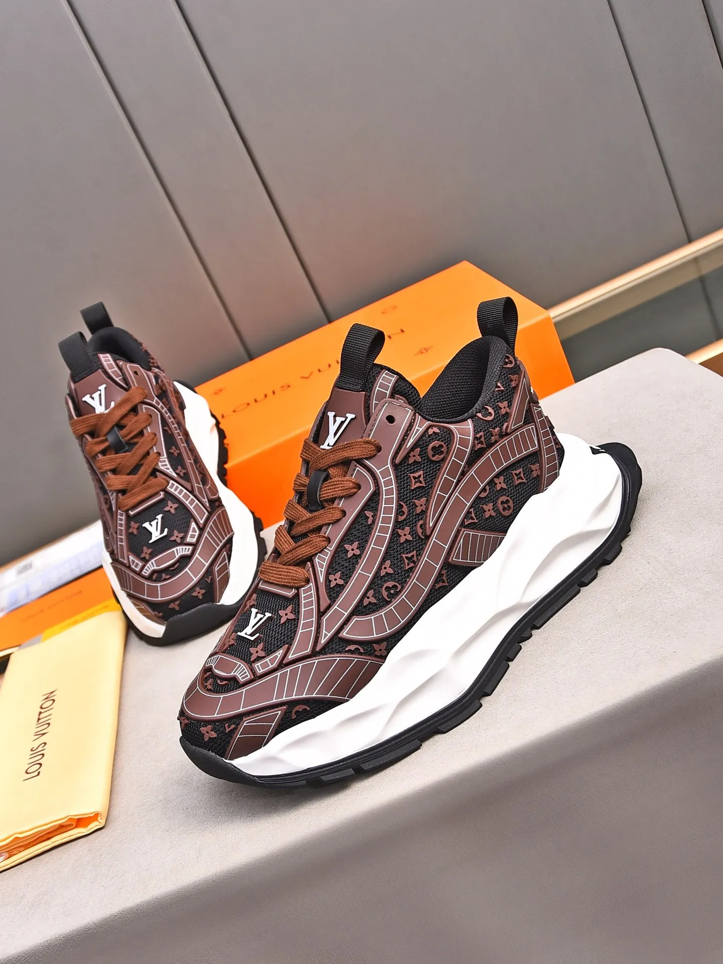 Men's shoes 💰580 📛📛【LOUIS VUITTON】Louis Vuitton 2024 new products👟Milan fashion catwalk style🇰🇾🇰🇾LV family logo, big-name style, a must-have for fashionistas⚠️Imported mesh with high-tech glue technology➕Cow leather➕Breathable mesh lining➕Genuine leather feet➕Special foam outsole👞Number 38-44 (45 46 custom-made)